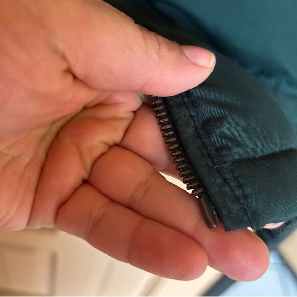 OLD NAVY Women Sz Medium Wool Blend Puffer Vest Green Quilted Zip Up Fleece - Picture 8 of 14